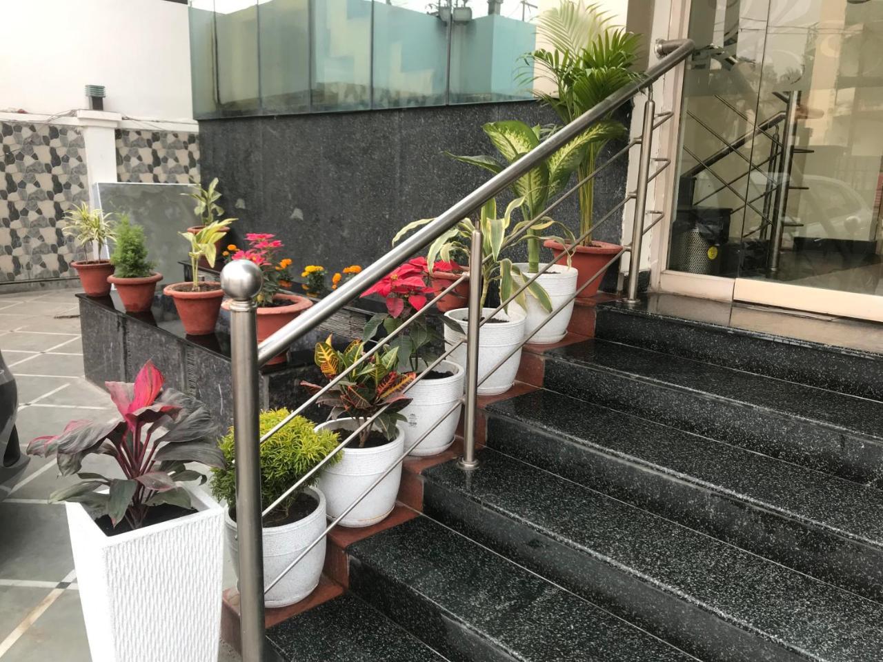 Hotel Sunrise Inn 러크나우 외부 사진